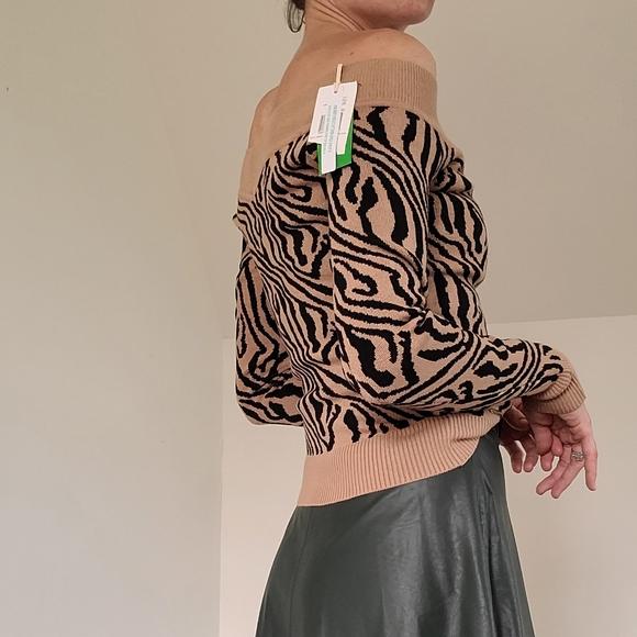 GUESS - NWT Animal print sweater - Picture 2 of 11